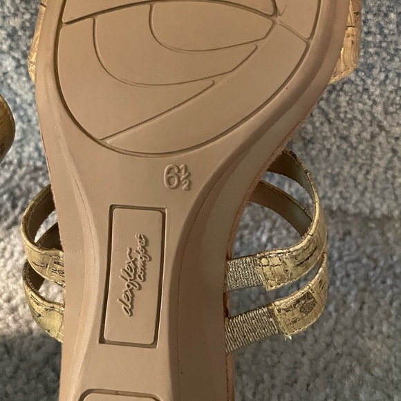 Ladies Sz 6.5 sandals, NWOT, in Tan with Gold Metal Accents - Picture 4 of 5